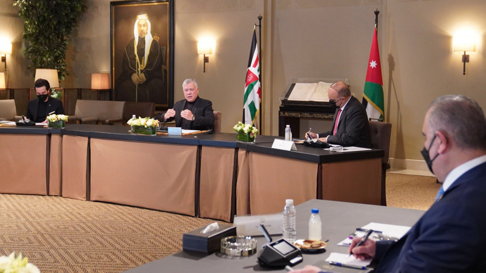 جلالة الملك عبدالله الثاني خلال اجتماعه الثلاثاء في قصر الحسينية برئيس وأعضاء لجنة تحديث القطاع العام. (الديوان الملكي الهاشمي)