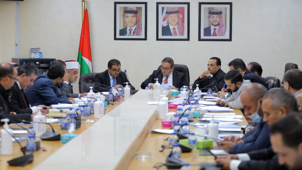 جلسة للجنة المالية في مجلس النواب بحضور وزير الأوقاف والشؤون والمقدسات الإسلامية محمد الخلايلة. (بترا)