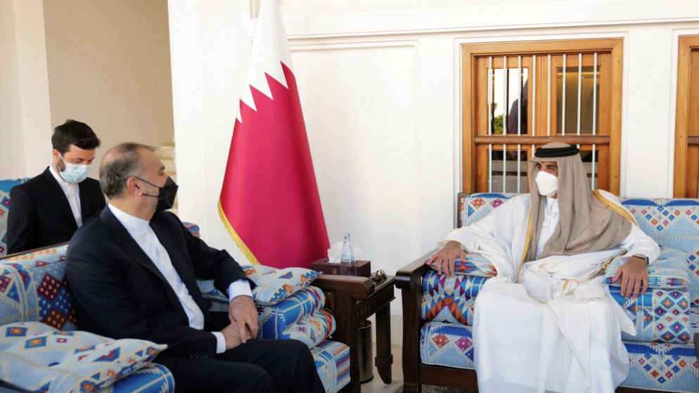 أمير قطر الشيخ تميم بن حمد آل ثاني مع وزير الخارجية الإيراني حسين أمير عبداللهيان في الدوحة. (أ ف ب)
