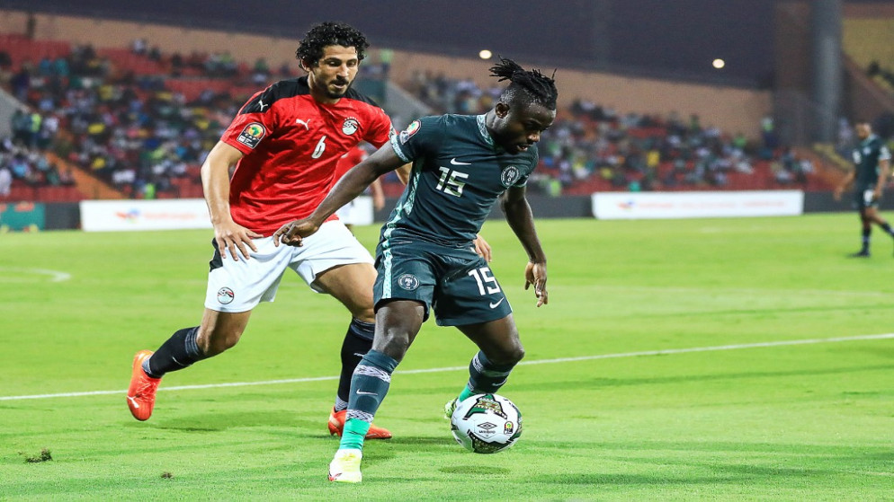 المهاجم النيجيري موسى سيمون ومدافع مصر أحمد حجازي، 11 كانون الثاني/يناير 2022. (أ ف ب)