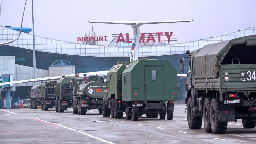 مركبات عسكرية روسية تتحرك على طول مطار بعد هبوط طائرة شحن عسكرية في ألماتي ، كازاخستان. (أ ف ب)