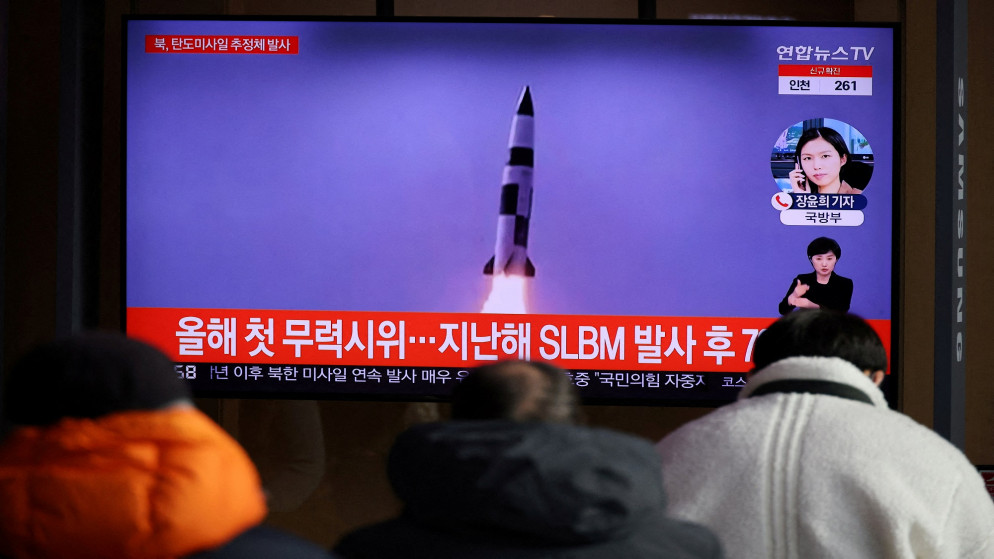 أشخاص يشاهدون تقريرا إخباريا عن إطلاق كوريا الشمالية صاروخ قبالة ساحلها الشرقي، في سيول، كوريا الجنوبية، 5  كانون الثاني/يناير 2022. (رويترز)