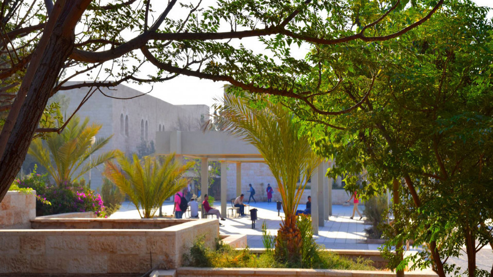 طلاب في ساحة داخل الجامعة الهاشمية. (الموقع الإلكتروني للجامعة الهاشمية)