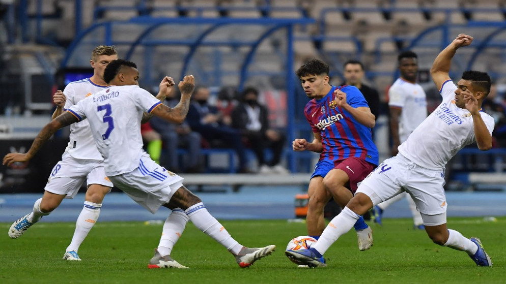 مباراة نصف نهائي كأس السوبر الإسباني لكرة القدم بين برشلونة وريال مدريد على ملعب الملك فهد الدولي في العاصمة السعودية الرياض. 12/01/2022. (أ ف ب)
