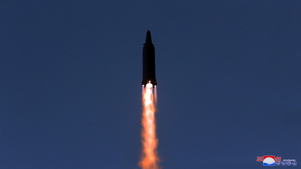 اختبار لصاروخ تقول وسائل الإعلام الحكومية إن سرعته تفوق سرعة الصوت، في مكان غير معروف في كوريا الشمالية، 11 كانون الثاني/يناير 2022 (رويترز)