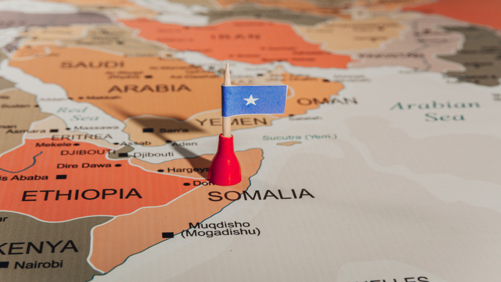 صورة تعبريرة لعلم الصومال موضوع فوق موقعها على الخريطة . (shutterstock)