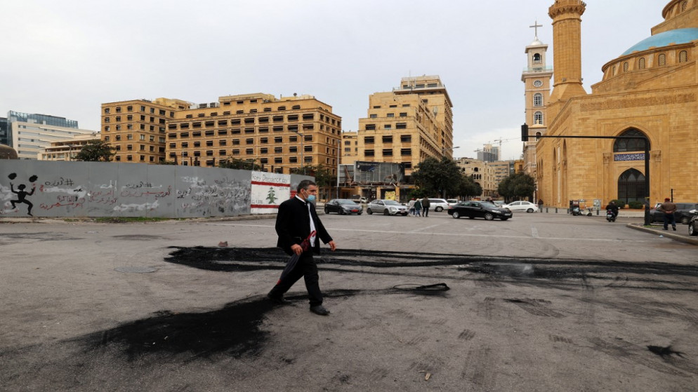 رجل يسير وسط بيروت بالقرب من مسجد محمد الأمين خلال إضراب عام للمواصلات العامة ونقابات العمال بسبب الأزمة الاقتصادية في البلاد. 13 كانون الثاني (يناير) 2022.(أ ف ب)