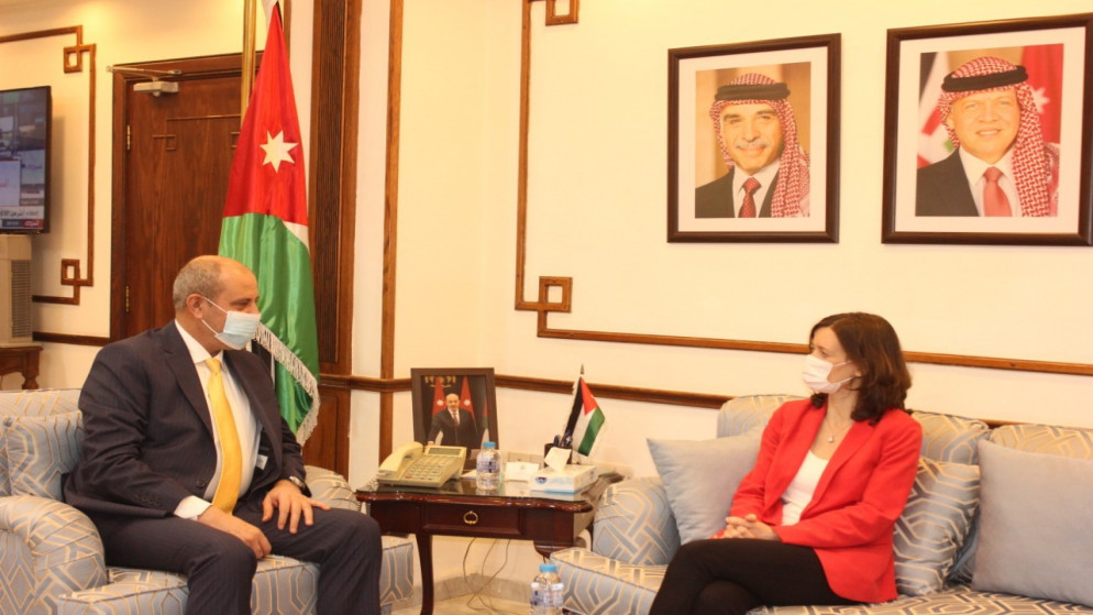 جانب من لقاء وزير الصناعة والتجارة والتموين يوسف الشمالي والسفيرة البريطانية لدى الأردن بريجيت بريند. (وزارة الصناعة والتجارة)