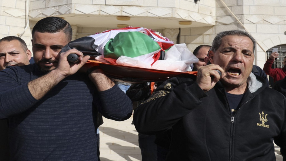 تشييع جثمان الشهيد الفلسطيني عمر أسعد. (أ ف ب)