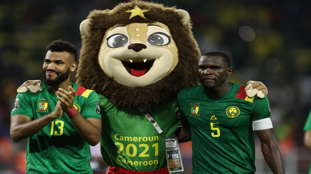 تميمة كأس الأمم الأفريقية تحتفل برفقة لاعبي منتخب الكاميرون المضيف المتأهل إلى ثمن النهائي. (أ ف ب)