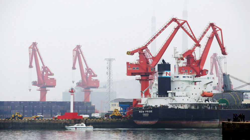 ناقلة نفط في ميناء في الصين. (رويترز)