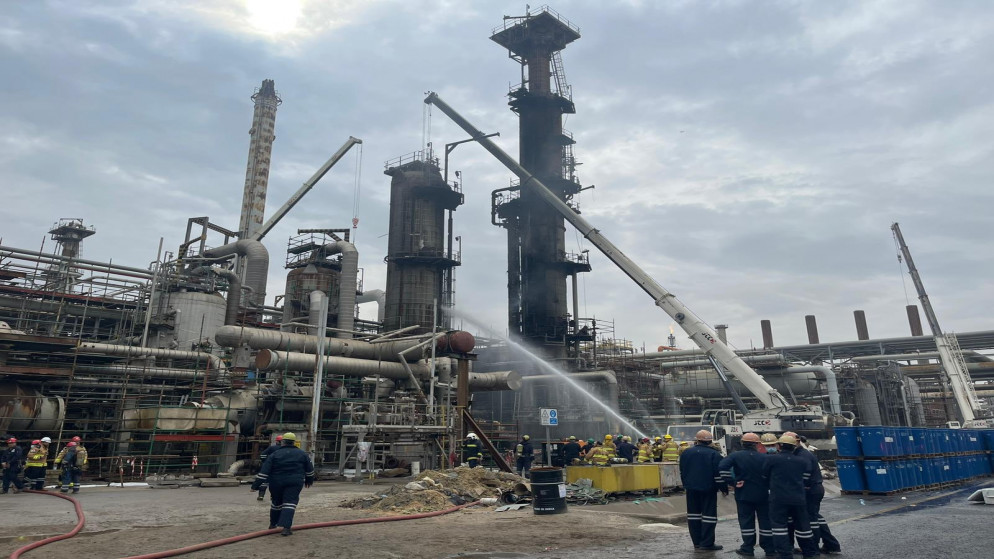 عمليات إخماد لحريق شب في وحدة لإسالة الغاز في مصفاة ميناء الأحمدي في الكويت. (شركة البترول الوطنية الكويتية)