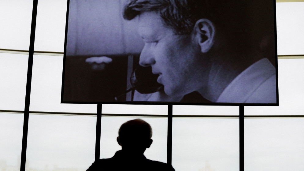 زائر يشاهد فيلما تكريما لروبرت كينيدي، في الذكرى الخمسين لوفاته في متحف ومكتبة جون كينيدي الرئاسية في بوسطن في ولاية ماساتشوستس، 6 حزيران/يونيو 2018. (رويترز)