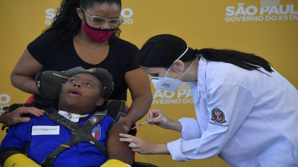 طفل يتلقى الجرعة الأولى من لقاح فايزر ضد كورونا، في مستشفى كلينيكاس في ساو باولو، البرازيل، 14 كانون الثاني/ يناير 2022. (أ ف ب)