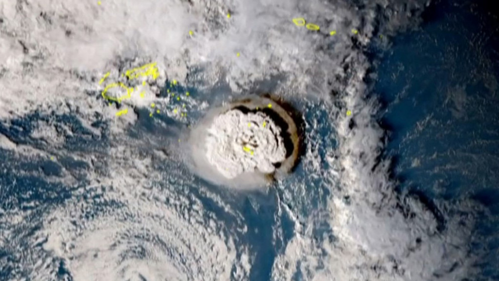 لقطة مأخوذة من فيديو التقطه قمر ياباني تُظهر انفجارا بركانيا تسبب بحدوث تسونامي في تونغا. 15/01/2022. (أ ف ب)