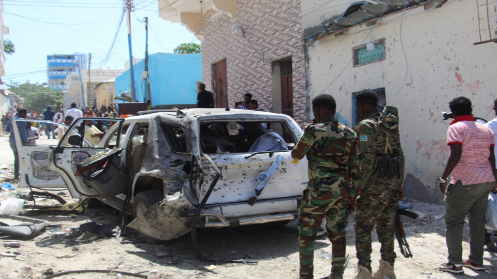 رجال أمن في الصومال قرب موقع هجوم نفّذته حركة الشباب وأصيب خلاله ناطق باسم الحكومة. (أ ف ب)