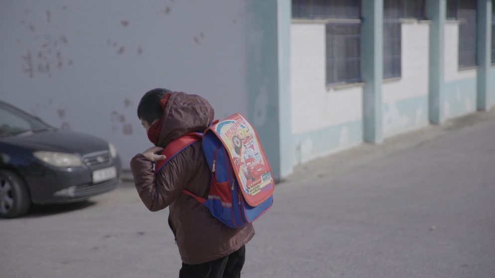 طالب في المرحلة الأساسية خلال توجهه إلى مدرسته في عمّان. (فادي إسكندراني/ المملكة)