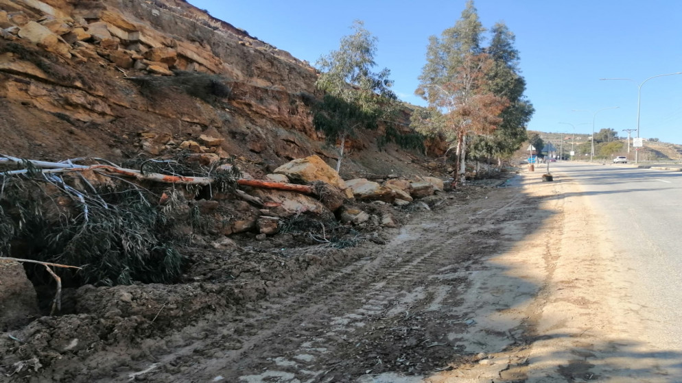 انهيار أتربة وصخور وشجرة على جانب طريق رئيسي في محافظة جرش. (المملكة)