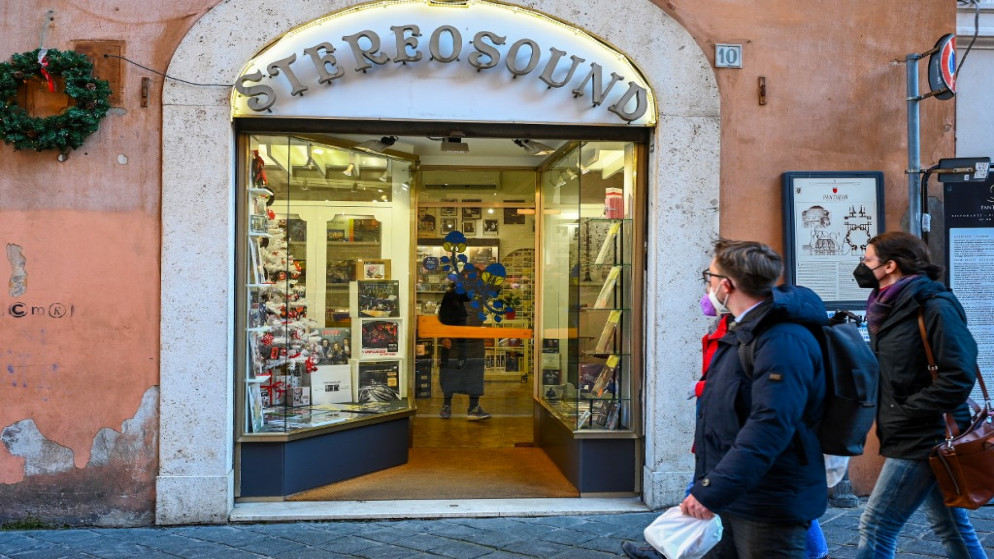 متجر تسجيلات "Stereosound" في روما. 12 يناير 2022. (أ ف ب)