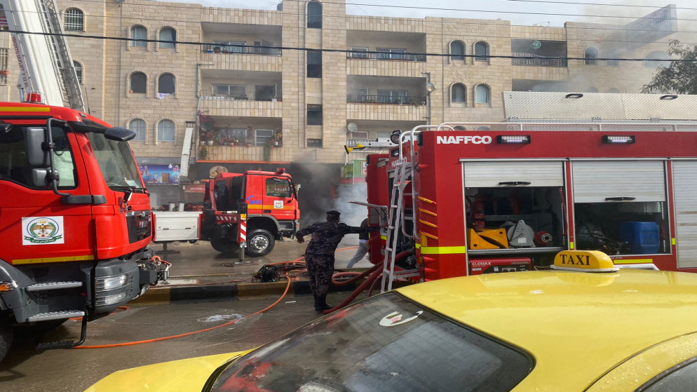 كوادر الدفاع المدني تتعامل مع حريق في مستودع مواد بناء في مبنى سكني في إربد. (المملكة)