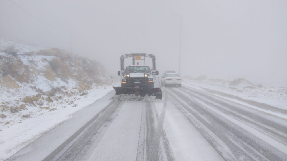 آليات سلطة إقليم البترا التنموي السياحي تعمل على فتح الطرق المغلقة بسبب تساقط الثلوج ضمن منطقة لواء البترا. 19/1/2022.(سلطة إقليم البترا)