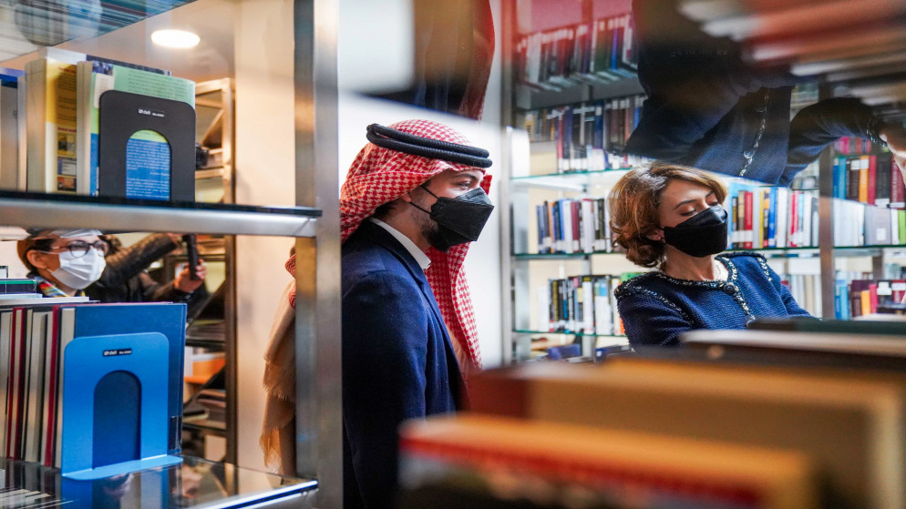 سمو الأمير الحسين بن عبدالله الثاني، ولي العهد، خلال زيارته إلى معهد الإعلام الأردني. (الديوان الملكي الهاشمي)
