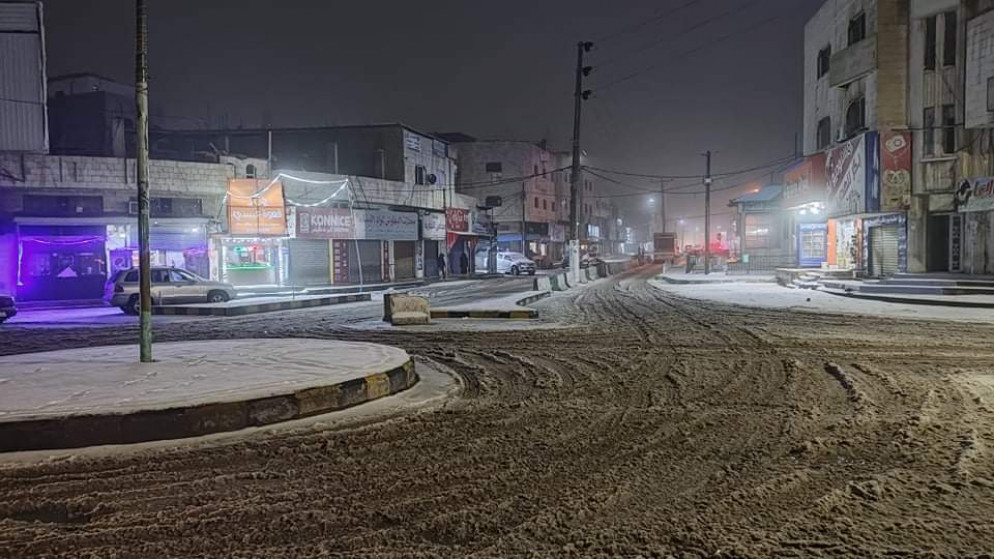 تراكم محدود للثلوج في شوارع في محافظة الكرك. (المملكة)