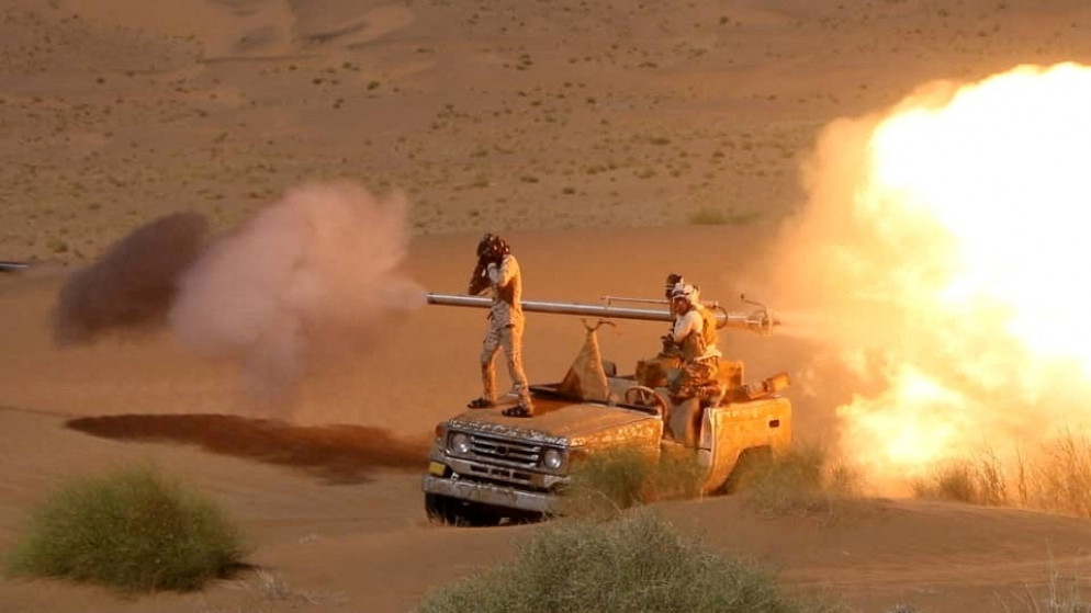 جنود من الجيش اليمني يطلقون النار من مدفع مثبت على مركبة في خط المواجهة للقتال ضد الحوثيين في مأرب. (رويترز)