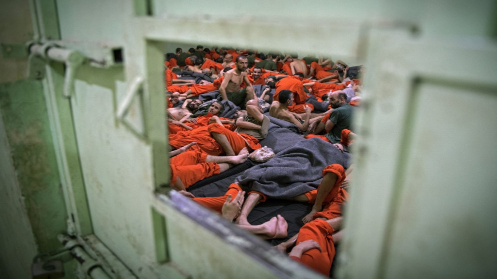 تجمع لعدد من المساجين يشتبه في انتمائهم لتنظيم "داعش" في سجن في مدينة الحسكة في سوريا. 26 تشرين الأول/أكتوبر 2019. (أ ف ب)