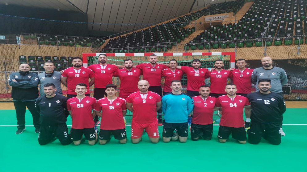 صورة تجمع لاعبي المنتخب الوطني لكرة اليد المشارك في البطولة الآسيوية. (الاتحاد الأردني لكرة اليد)