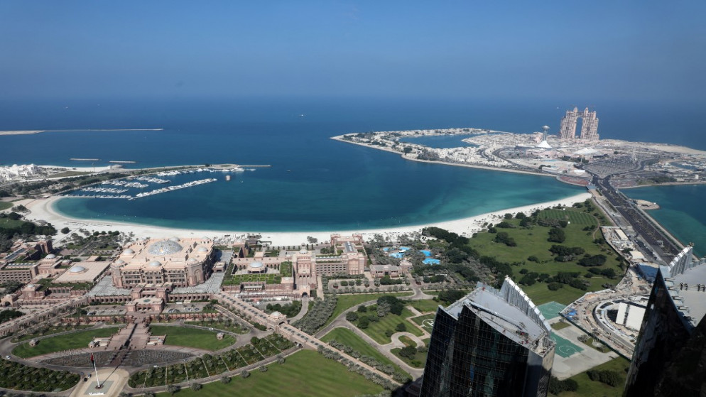 منظر جوي للعاصمة الإماراتية أبو ظبي. (أ ف ب)