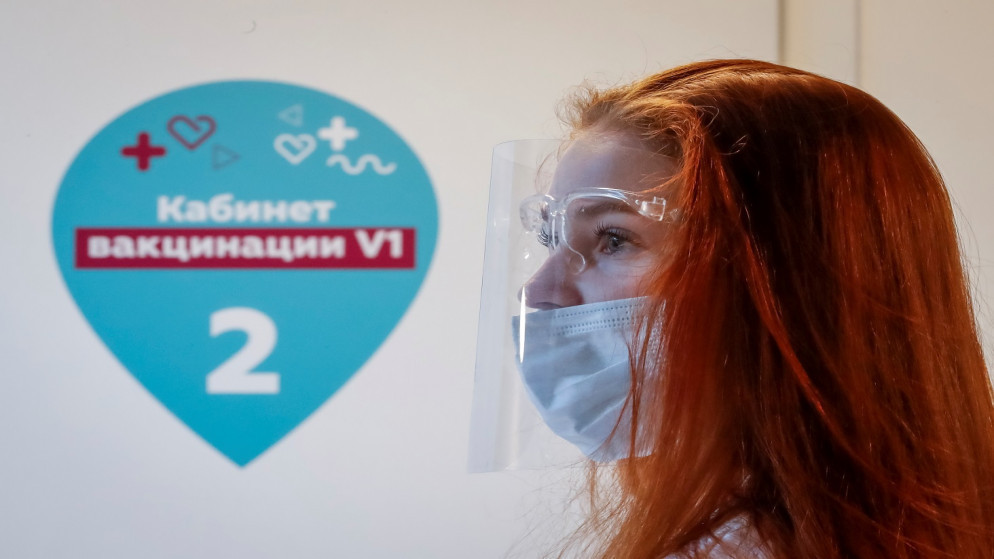 متطوعة في مركز تطعيم ترتدي معدات الوقاية الصحية في ديبو فود مول في موسكو، روسيا، 17 حزيران/ يونيو 2021. (رويترز/ شاميل زوماتوف)