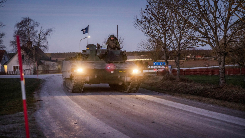 يقوم فوج غوتلاند بدوريات على الطرق في دبابة، وسط توترات متزايدة بين الناتو وروسيا حول أوكرانيا، في جزيرة غوتلاند السويدية، السويد، 16 كانون الثاني/ يناير 2022 (أ ف ب)