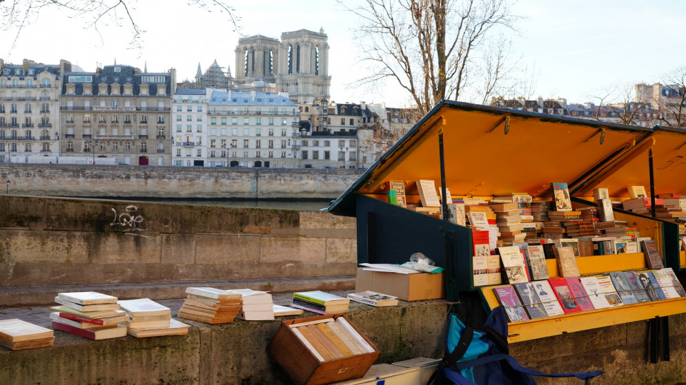 صورة توضيحية لكشك كتب على أحد أرصفة نهر السين في باريس. (shutterstock)