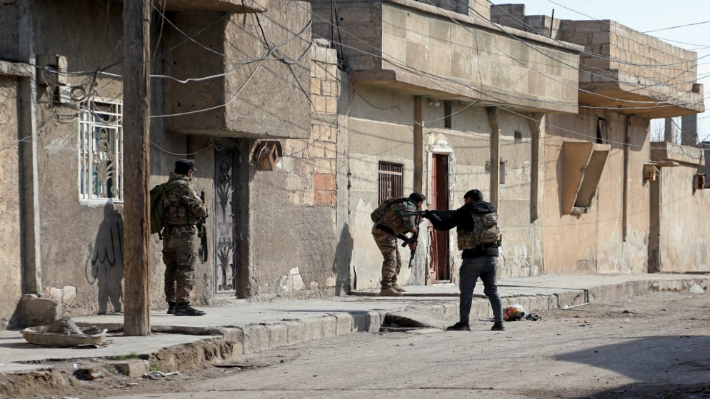 عناصر من القوات الكردية تقدم دعما خلال اشتباكات مع تنظيم "داعش" الإرهابي في شمال مدينة الحسكة في سوريا. (أ ف ب)