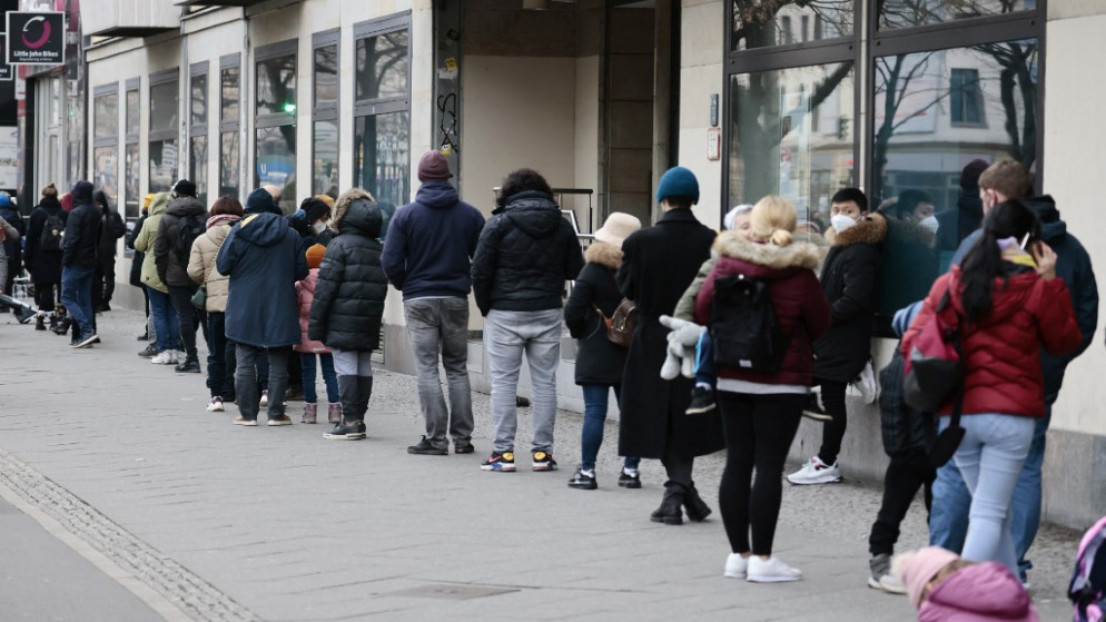 مجموعة أشخاص ينتظرون دورهم للقيام بالفحص الكاشف عن الإصابة بفيروس كورونا، برلين، ألمانيا. (أ ف ب)