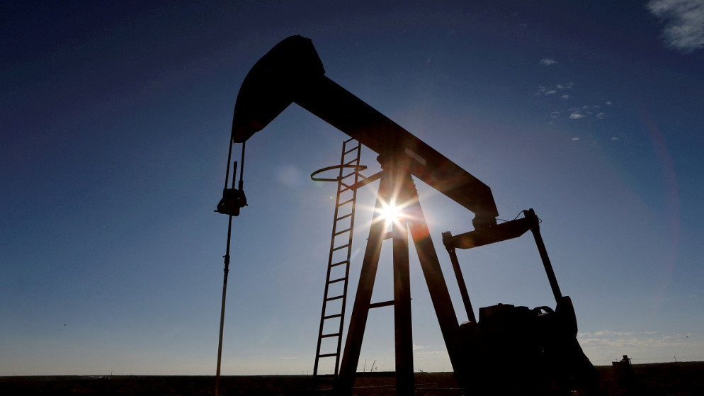 رافعة ضخ النفط الخام (رويترز)