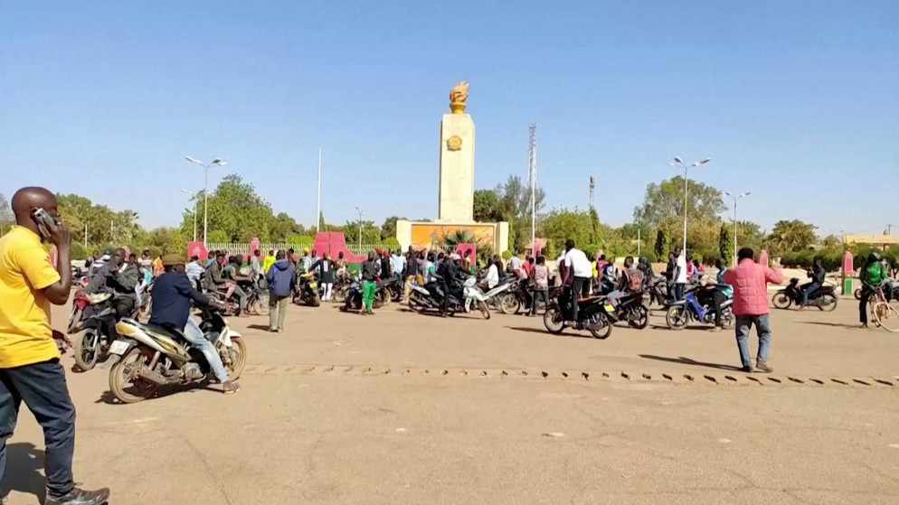 أشخاص يتجمعون في وسط مدينة واجادوجو لإظهار دعمهم للجيش في بوركينا فاسو. 23/01/2022. (رويترز)