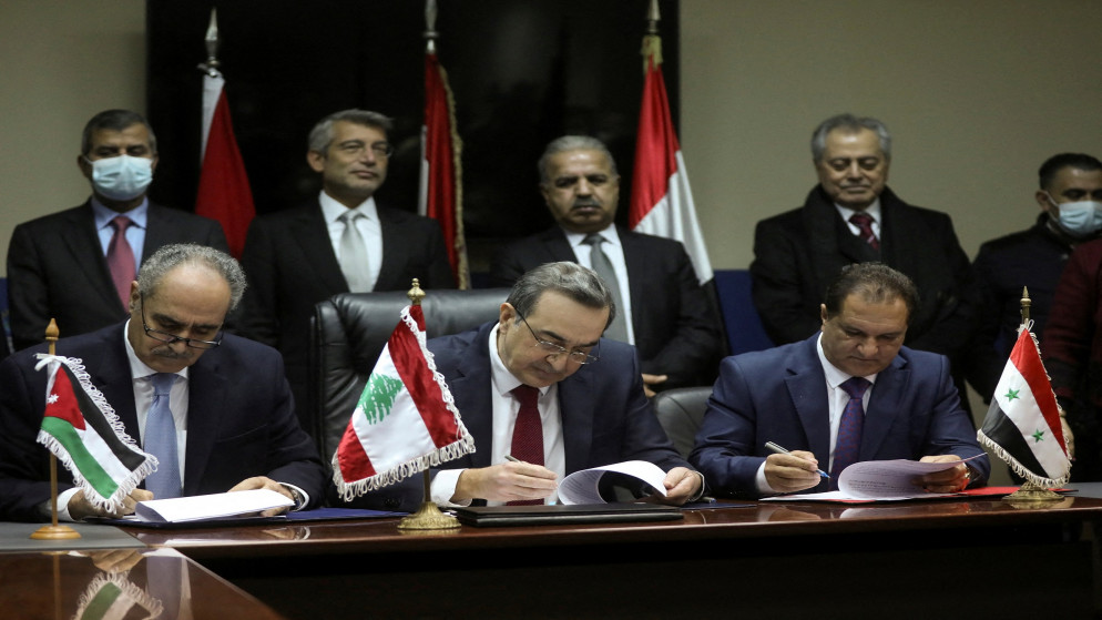 مراسم توقيع اتفاقية تزويد لبنان بالطاقة الكهربائية من الأردن عبر سوريا. (رويترز)