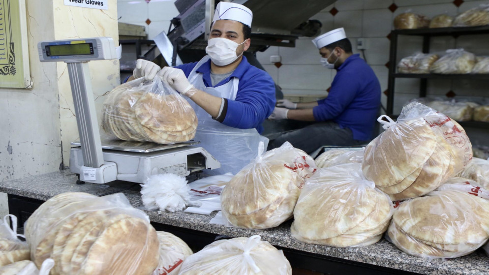 تغليف الخبز في أحد مخابز عمان. (صلاح ملكاوي / المملكة)