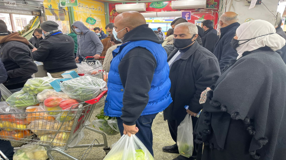 إقبال كبير من المواطنين على شراء المواد الغذائية من داخل أحد مراكز التسوق في عمّان. (المملكة)
