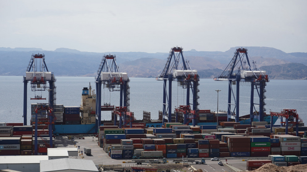 حركة الشحن ونقل البضائع في ميناء الحاويات في العقبة. (الديوان الملكي الهاشمي)
