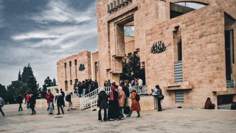 أشخاص يمشون في جامعة آل البيت (موقع الجامعة)