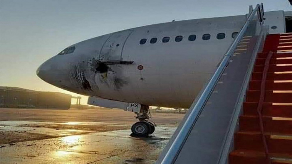 طائرة متضررة على مدرج مطار بغداد بعد سقوط صواريخ على المدرج، 28 كانون الثاني/يناير 2022. (أ ف ب)