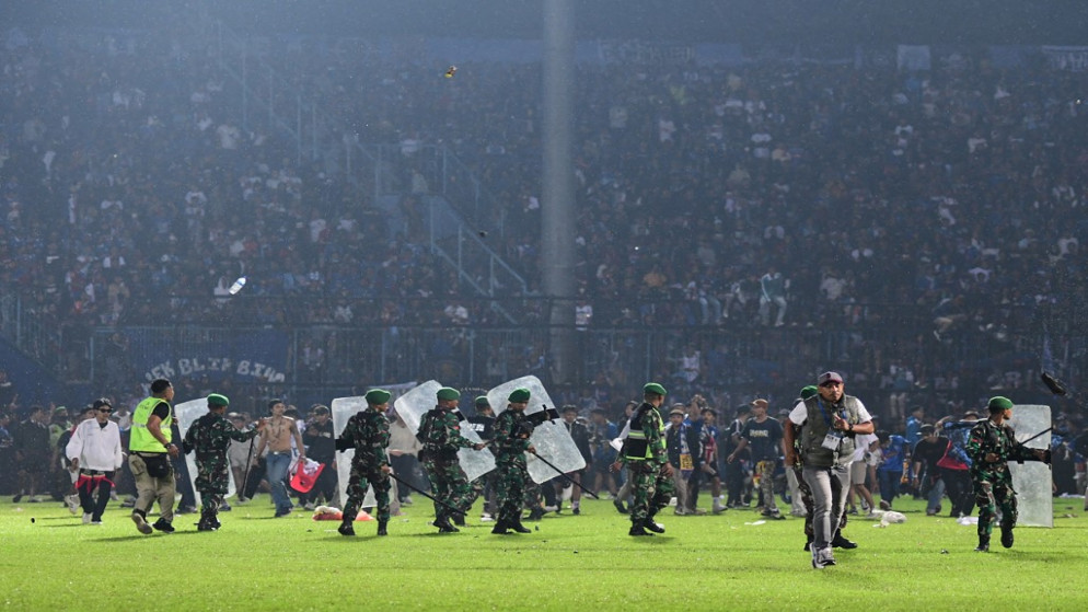 تواجد لقوات الأمن الإندونيسية داخل ملعب في جاوة الشرقية وسط أحداث شغب وتدافع بين جمهوري فريقين في الدوري المحلي. 1 تشرين الأول/أكتوبر 2022. (أ ف ب)