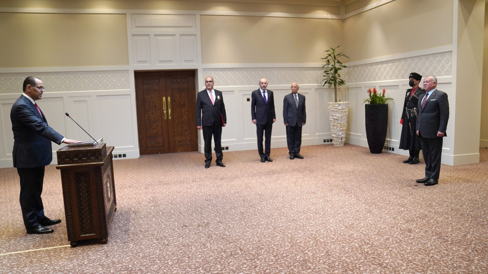 السفير هيثم أبو الفول يؤدي اليمين القانونية أمام جلالة الملك عبدالله الثاني. (الديوان الملكي الهاشمي)