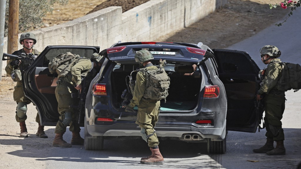قوات الاحتلال الإسرائيلي تفتش سيارة في قرية سالم شرق مدينة نابلس. 2 تشرين الأول/ أكتوبر 2022. (وفا)