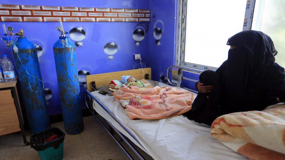 أم يمنية تجلس بجانب طفلها الذي يعاني من سوء التغذية في مستشفى السبعين للولادة في العاصمة صنعاء في 25 أيلول/ سبتمبر 2022.(أ ف ب)