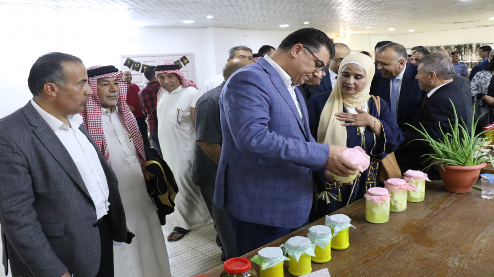 وزير الزراعة خالد الحنيفات داخل المركز الزراعي في لواء الهاشمية في الزرقاء. (وزارة الزراعة)