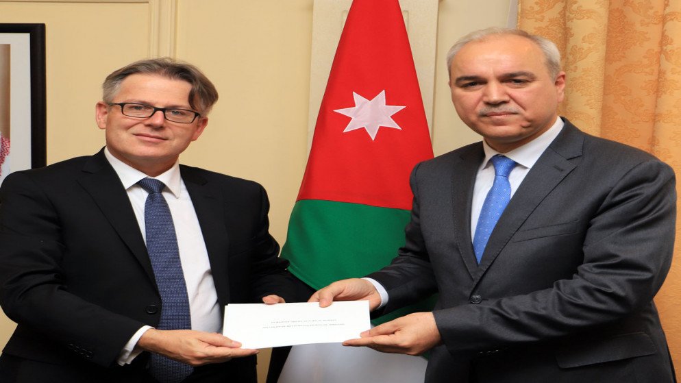 أمين عام وزارة الخارجية وشؤون المغتربين بالوكالة السفير حازم الخطيب يتسلم أوراق اعتماد سفير الجمهورية الفرنسية أليكسي لو كوور غرانميزون. (بترا)